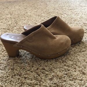 AMERICAN EAGLE Suede Tan Clogs - Size 6